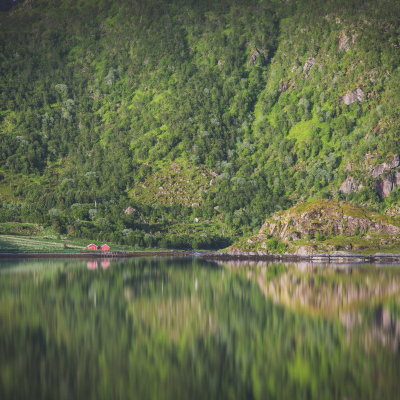 Berge spiegeln sich im Wasser.
