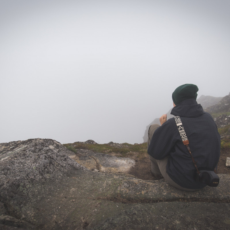 Eine Person schaut in den Nebel.