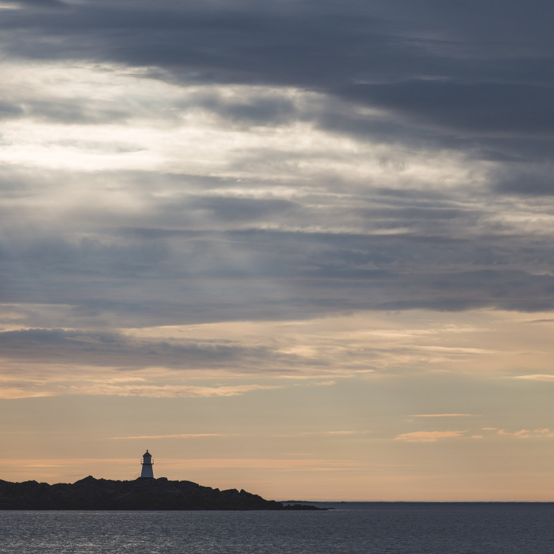 Ein Leuchtturm im Sonnenuntergang.