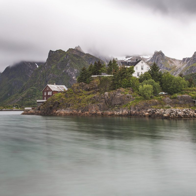 Eine Insel mit Gebäuden.