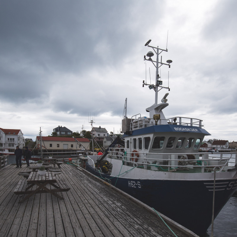 Ein Schiff im Hafen.