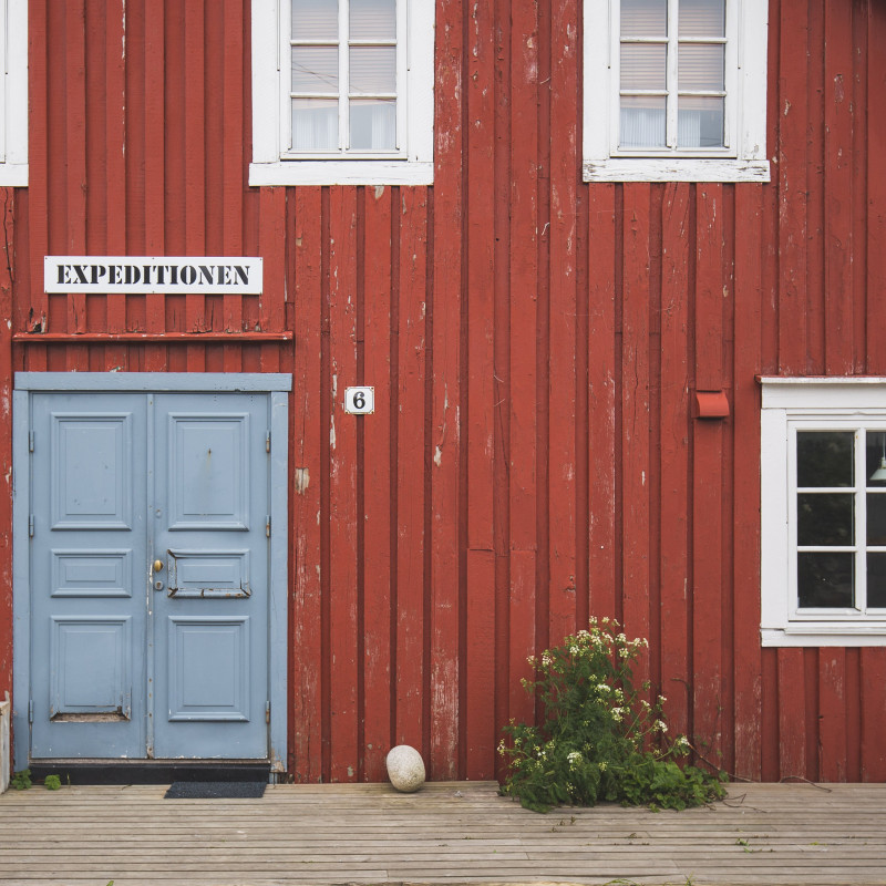 Ein rotes Holzhaus.