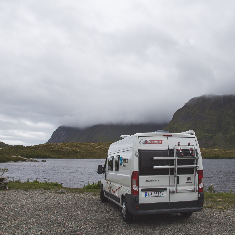 Ein Wohnmobil vor der Landschaft.