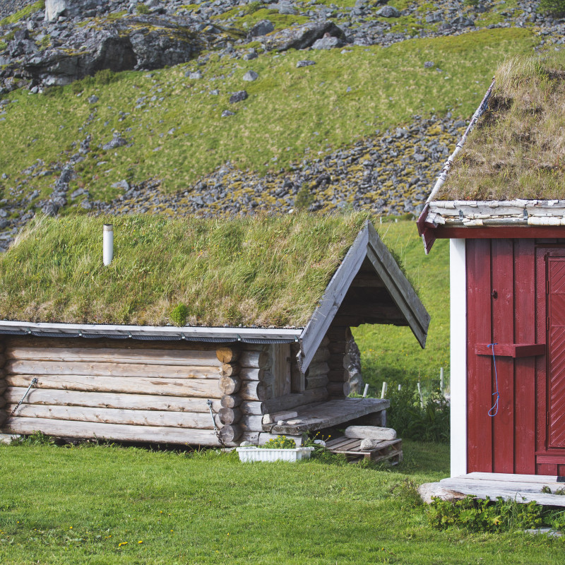 Ein kleines Holzhaus und ein noch kleineres nebendran.