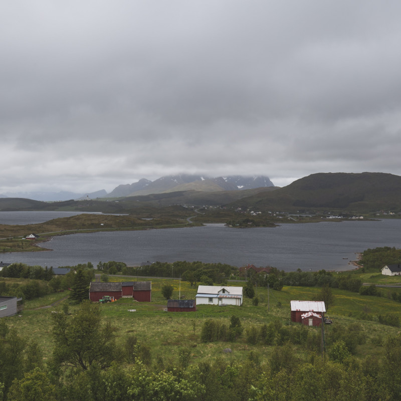 Blick auf die Wolkenbehangenen Lofoten.