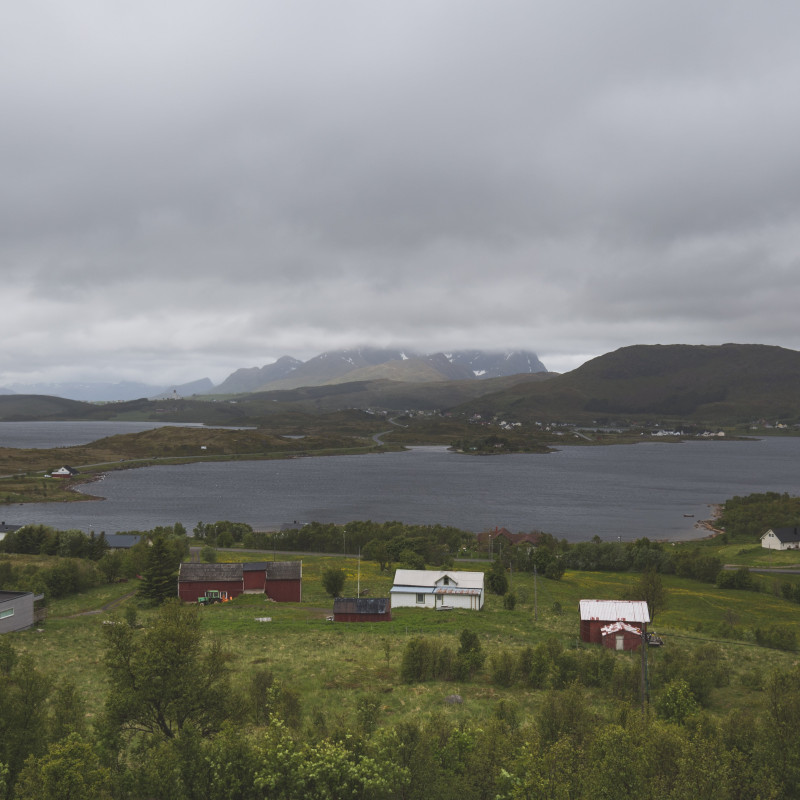 Blick auf die Wolkenbehangenen Lofoten.