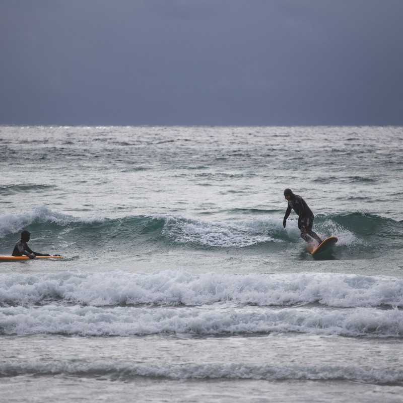 Surfer im Wasser.