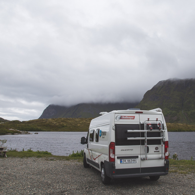 Ein Wohnmobil vor der Landschaft.