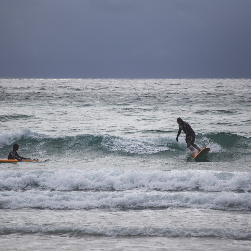 Surfer im Wasser.