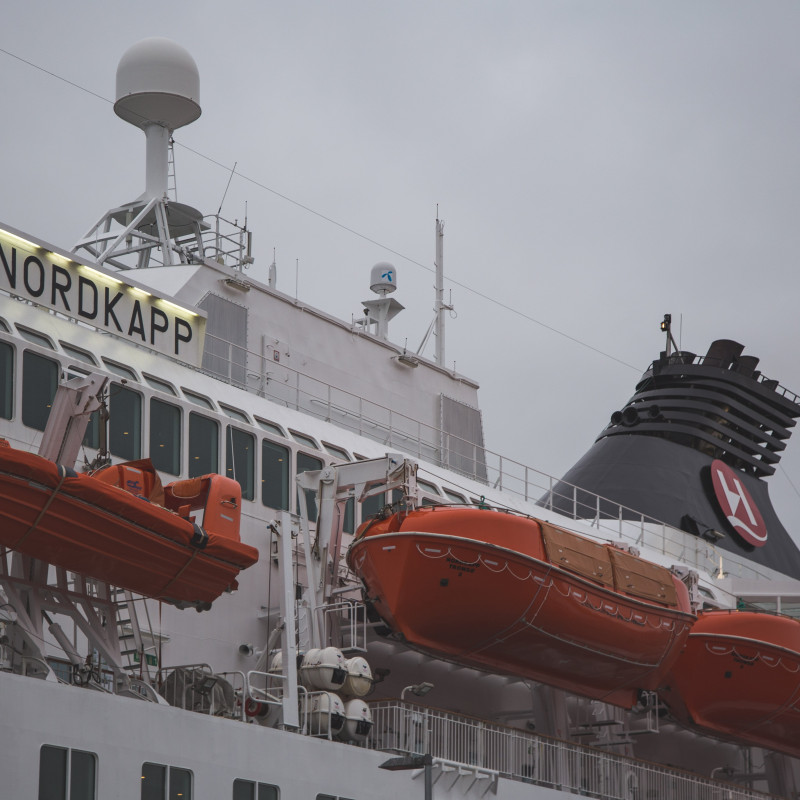 Rettungsboote an einem Schiff.