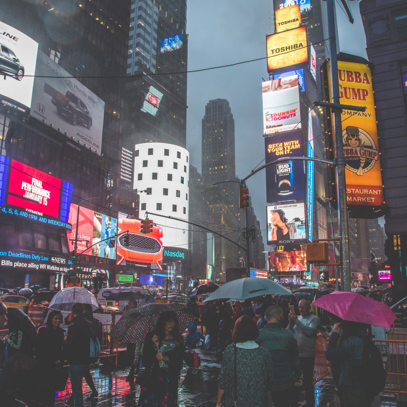 Times Square bei Nacht und Regen