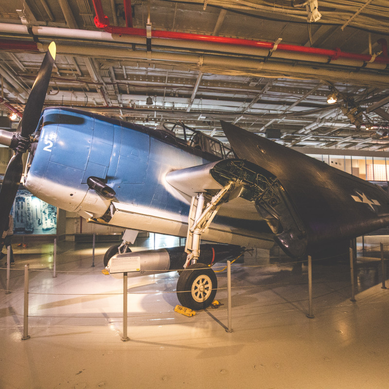 Ein Flieger auf USS Intrepid