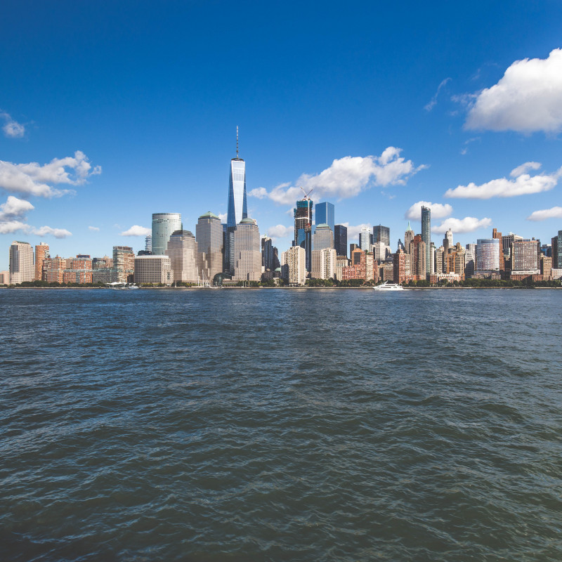 Blick vom Schiff auf die Skyline von Manhattan