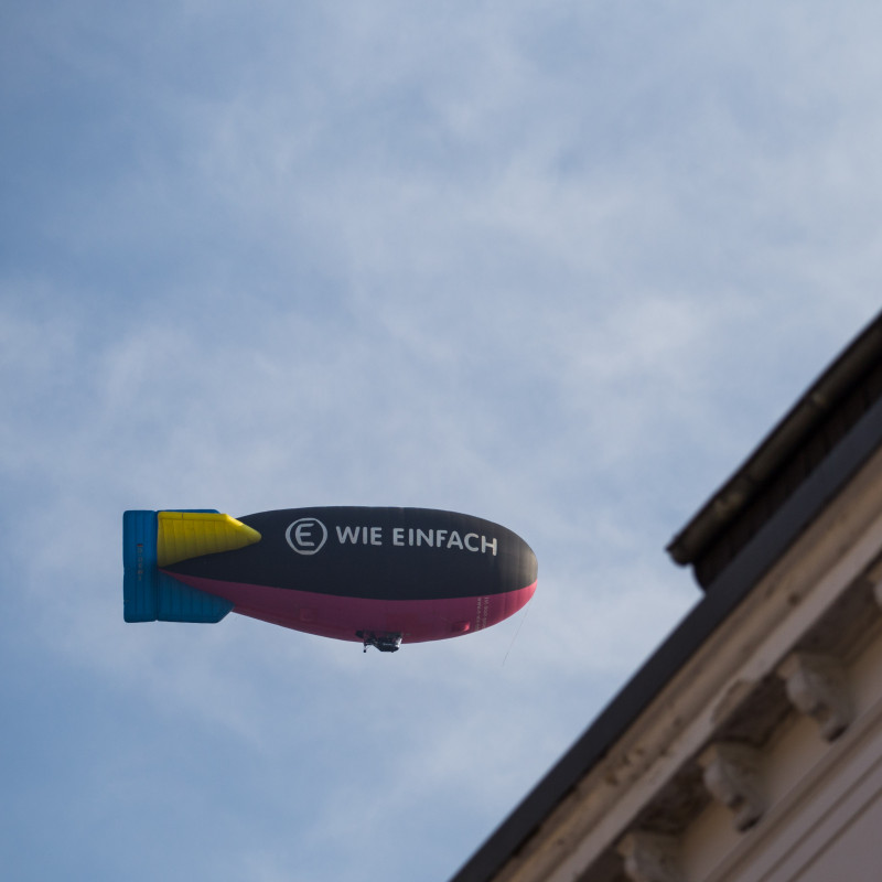Ein Zeppelin über der Bonner Altstadt