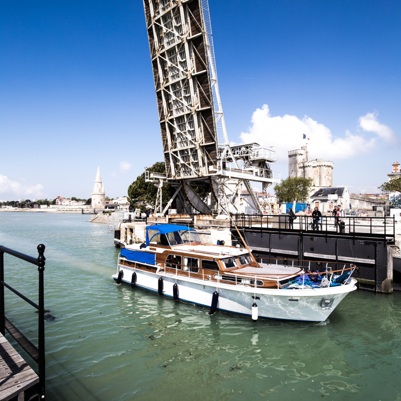 Schiff fährt in Hafen ein
