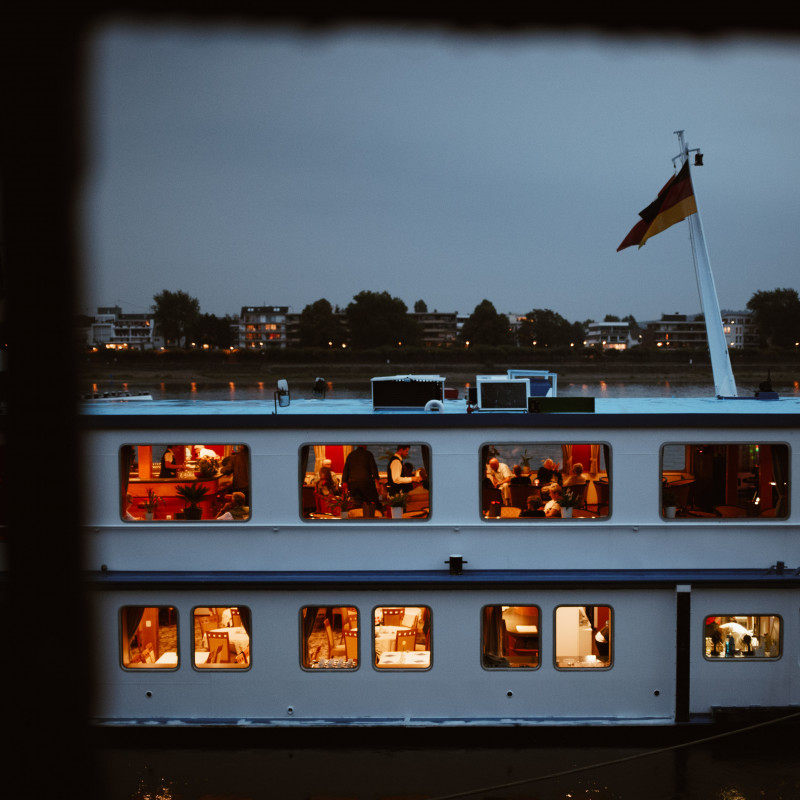 Blick auf ein Flußkreuzfahrtschiff