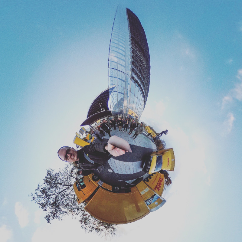 Ein 360-Grad-Bild von mir vor dem Post Tower.