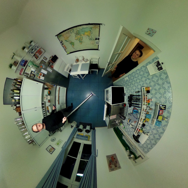 Ein verzerrtes 360-Grad-Bild unserer Küche mit zwei Personen im Bild.