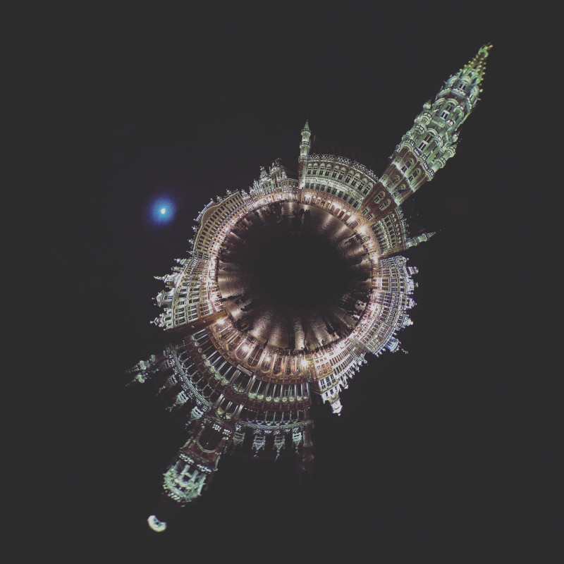 Ein 360-Grad-Planet-Bild vom Grand Place in Brüssel.