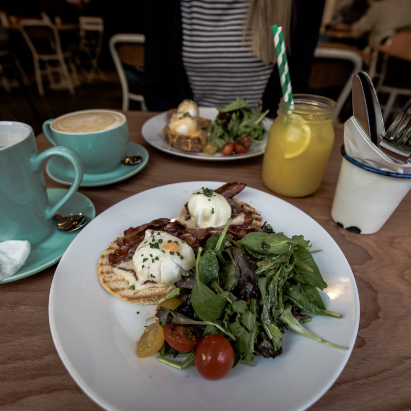Eggs Benedict, schön auf einem Teller angerichtet.