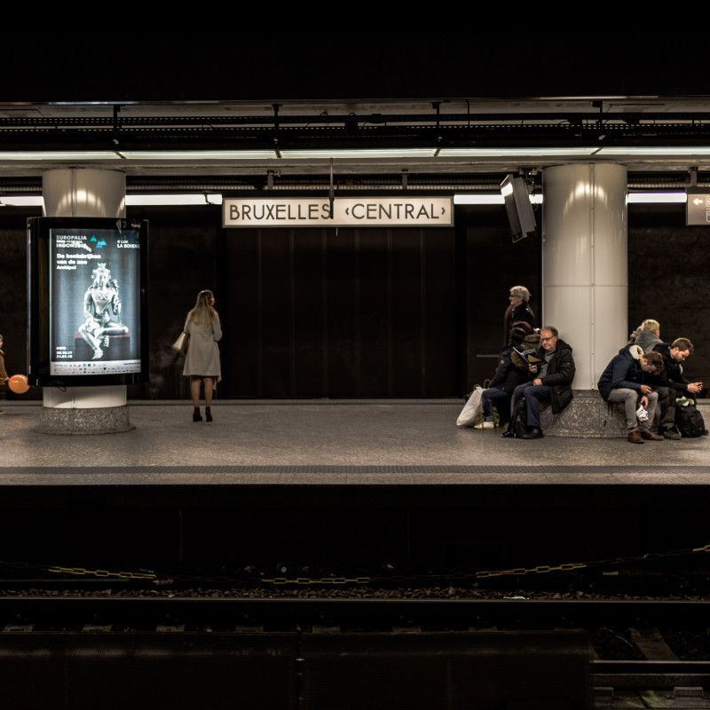 Menschen auf einem Bahnsteig.