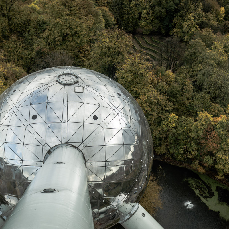 Eine der Kugeln des Atomiums aus der Vogelperspektive.