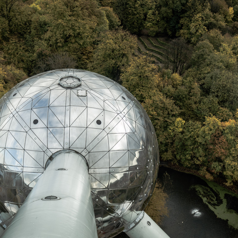 Eine der Kugeln des Atomiums aus der Vogelperspektive.