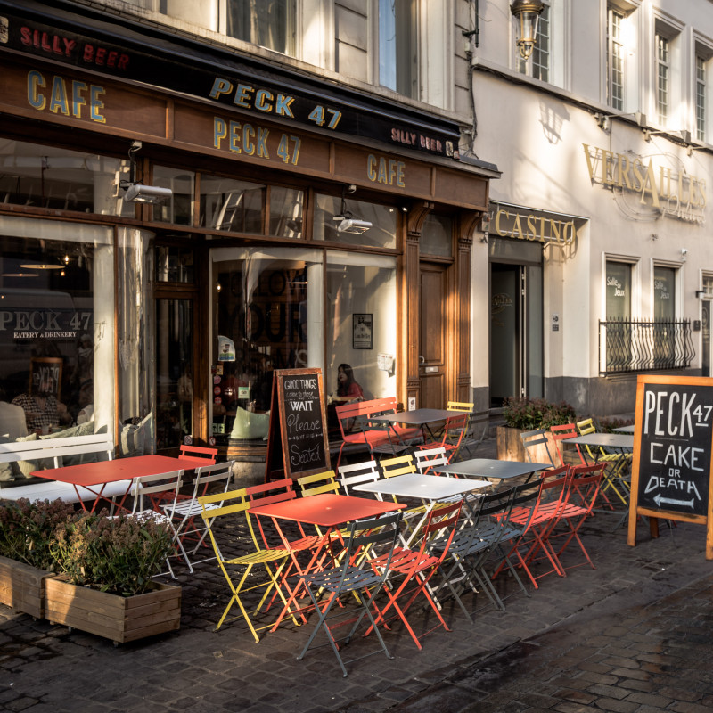 Das Café "Peck 47" von außen im Sonnenschein.