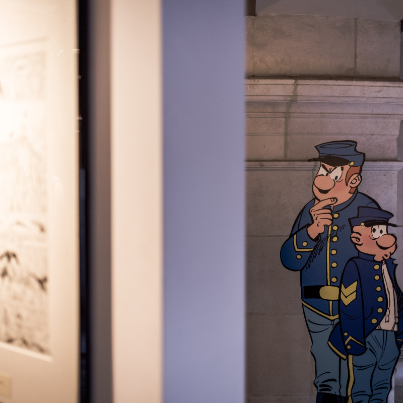 Ein Pappaufsteller von zwei Comic-Figuren in Uniform.