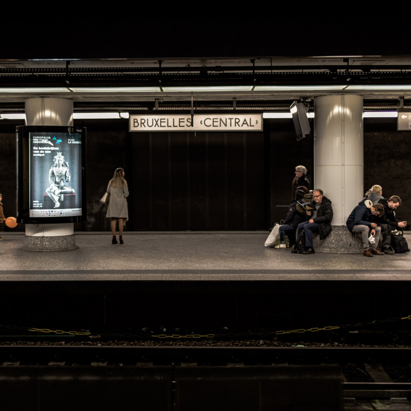 Menschen auf einem Bahnsteig.