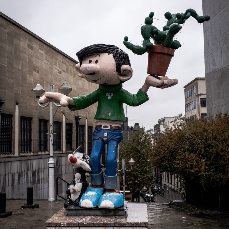 Die Statue einer Comicfigur.