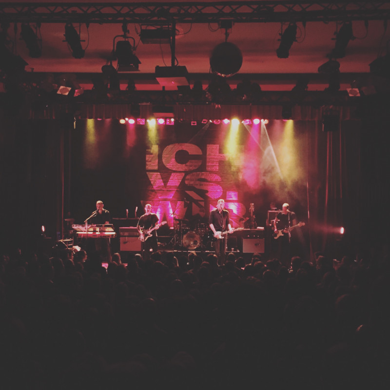 Die Band Kettcar auf der Bühne des Gloria in Köln.