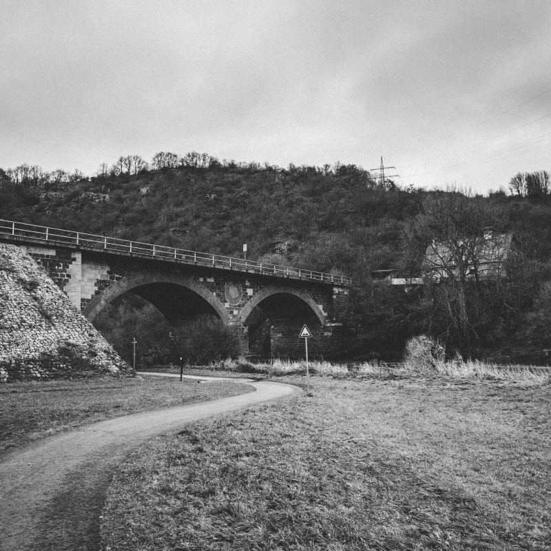 Brücke über einen Fluß.