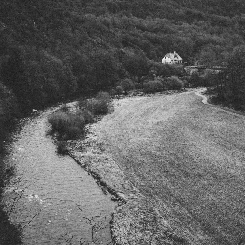 Blick von oben auf den Fluss Nahe. Im Hintergrund ein Haus.