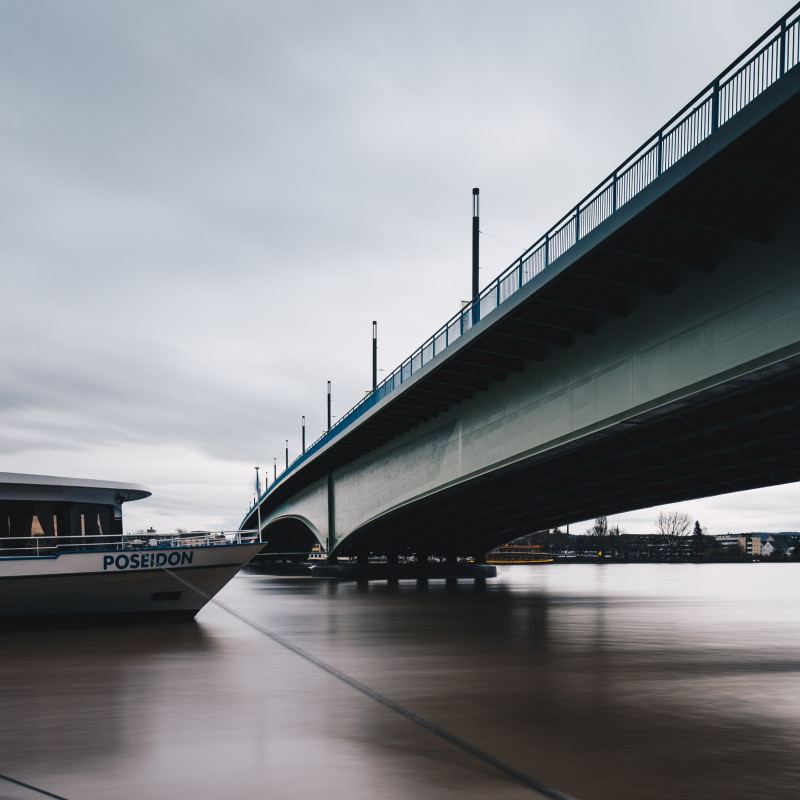 Kennedybrücke und ankerndes Schiff.