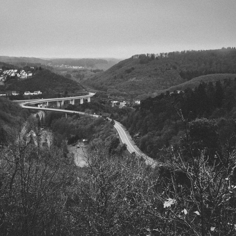 Eine Straße zieht sich durch die Landschaft.