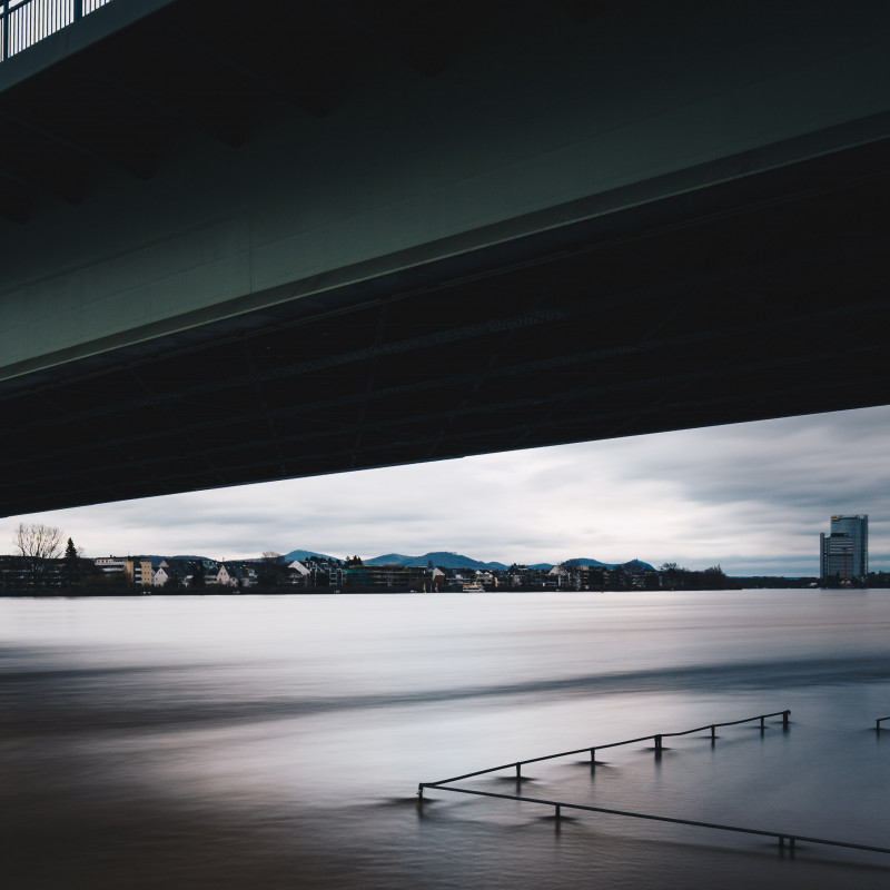 Blick unter der Kennedybrücke hindurch auf den Posttower.