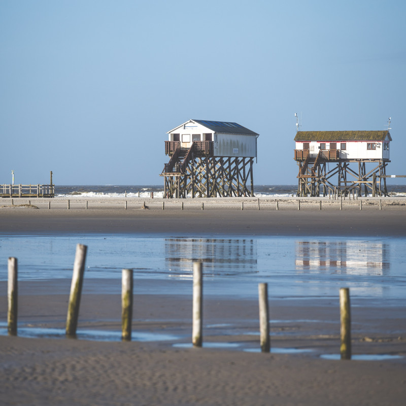 Strandhäuser auf Stelzen am Strand von St. Peter-Ording
