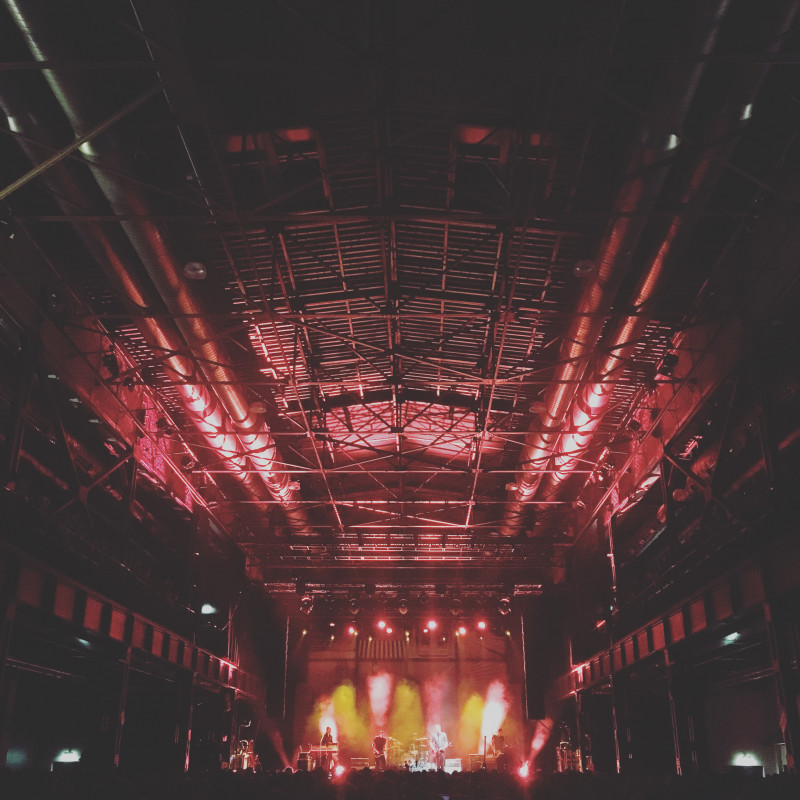 Das Palladium in rotes Licht getaucht.