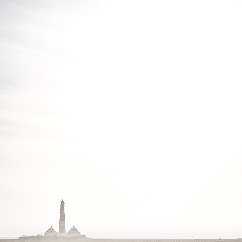 Ein Leuchtturm im Sonnenuntergang.