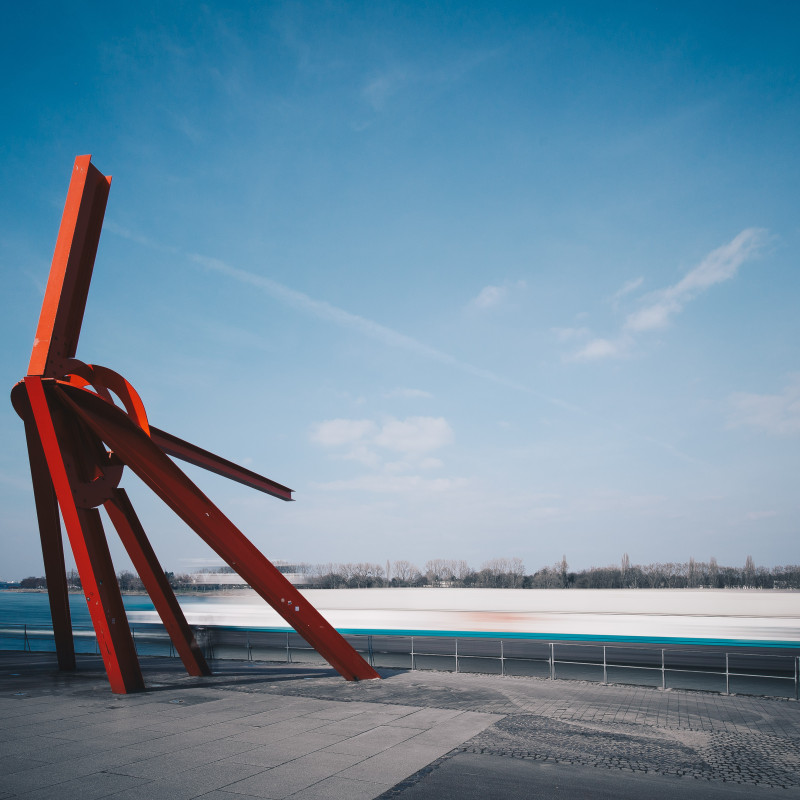 L'Allumé: Eine Skulptur aus Stahlträgern am Rhein.