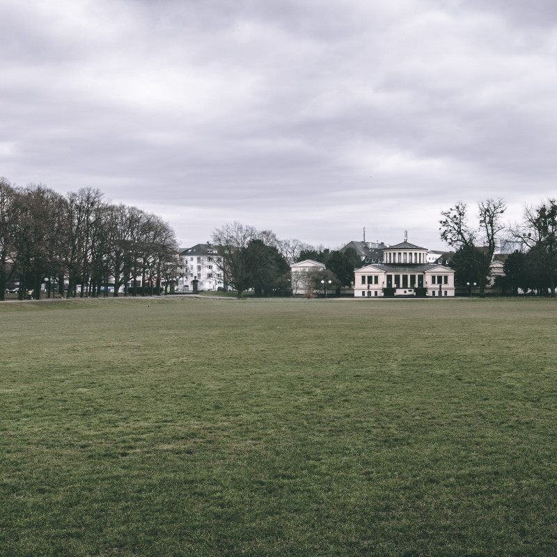 Ein Panorame über den Bonner Hofgarten, im Hintergrund das Historische Kunstmuseum.