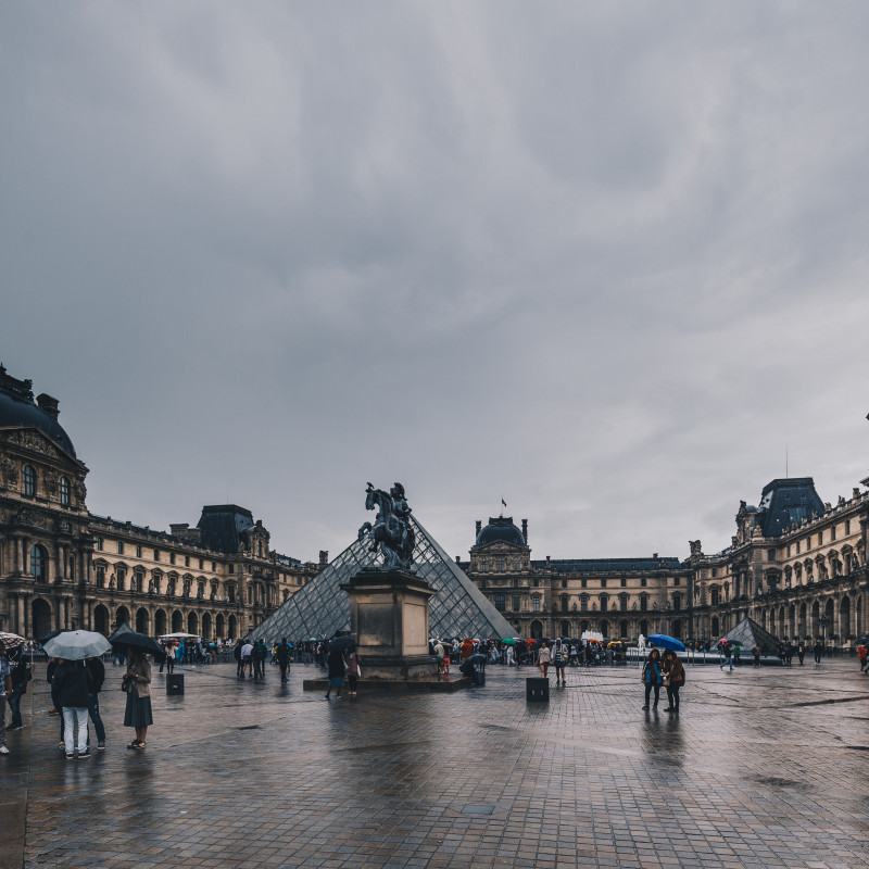Die Glaspyramide vor dem Louvre.