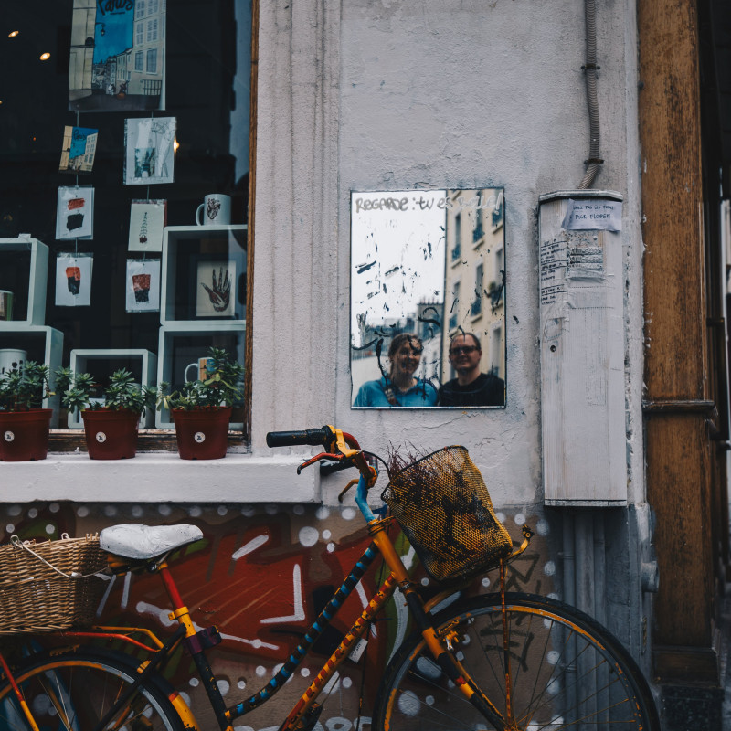 Ein Fahrrad und ein Spiegel.