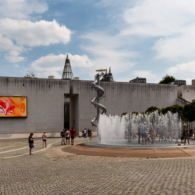 Die Bundeskunsthalle mit Wasserspiel und Rutsche.