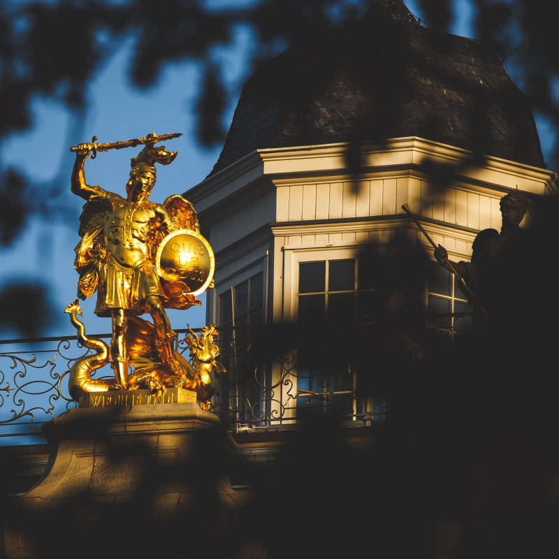 Eine goldene Statue.