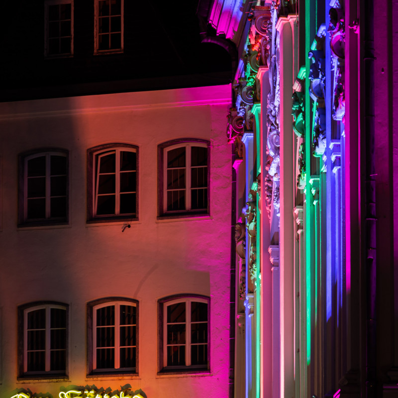 Das Rathaus ist bunt angestrahlt.