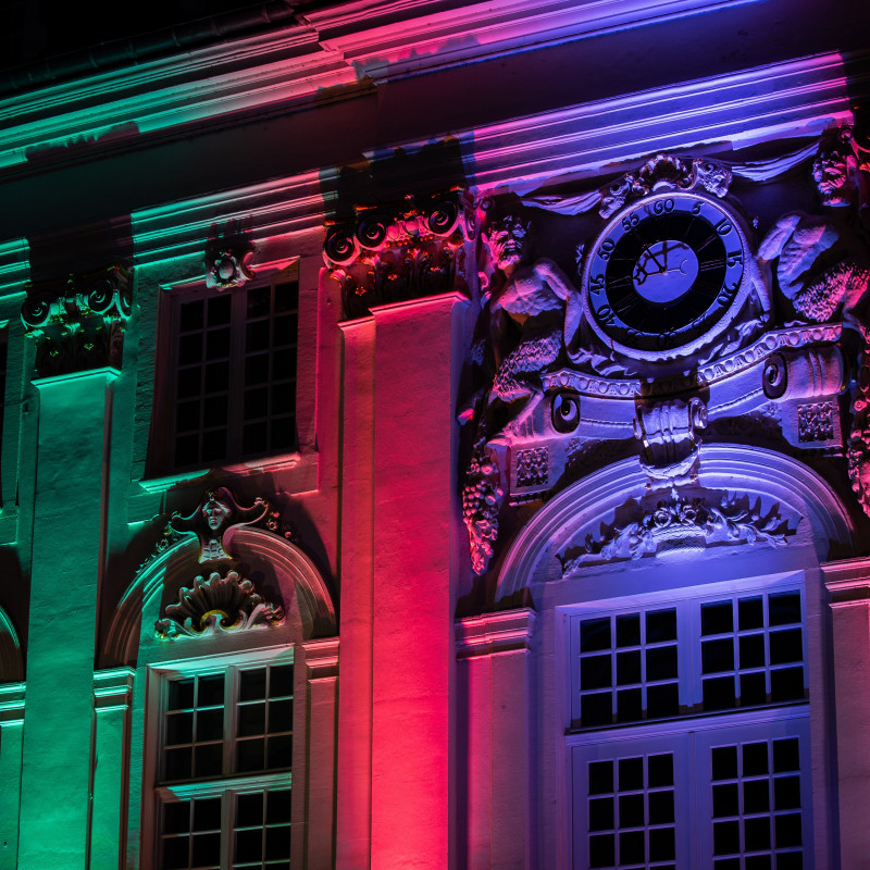 Das Rathaus ist bunt angestrahlt.