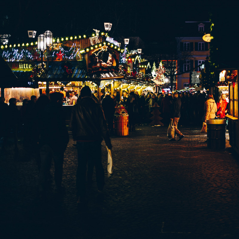 Glühweinstand auf dem Weihnachtsmarkt.
