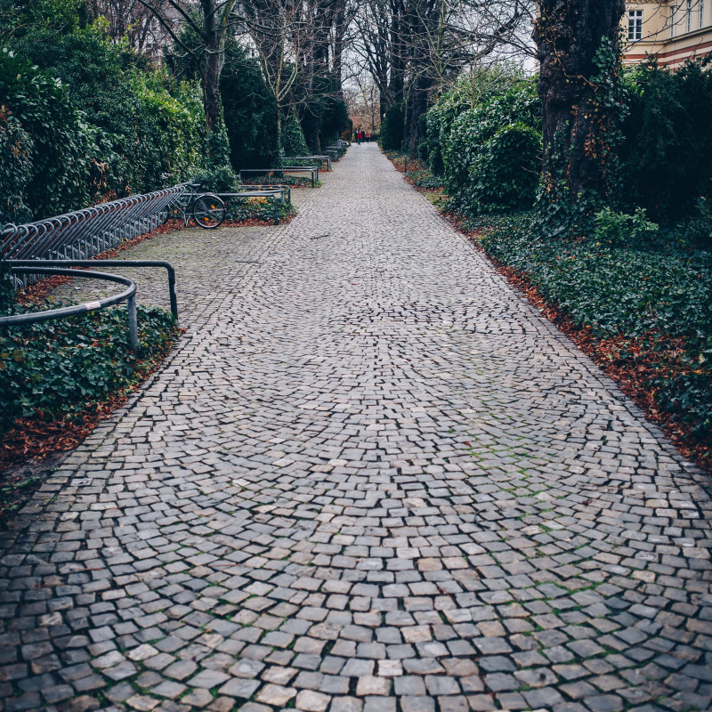 Ein geflasterter Fußweg.